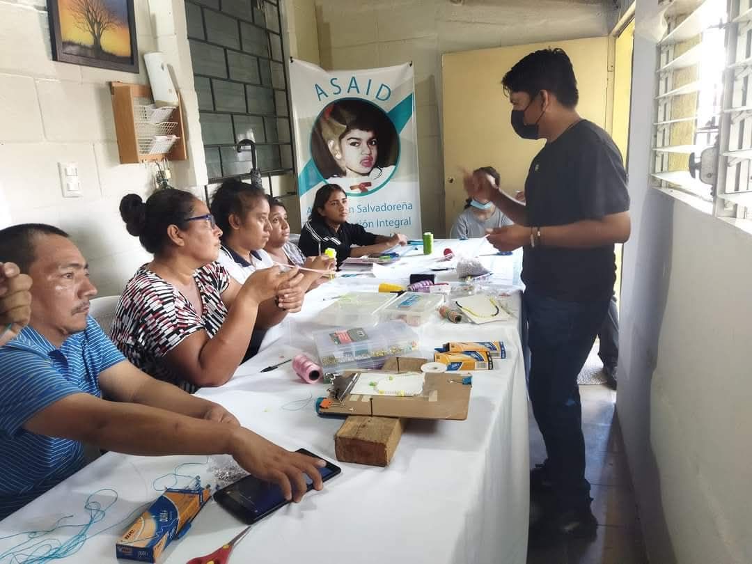TALLER DE COLLARES.jpeg